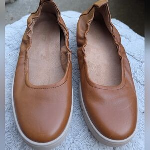 Women's Vionic Uptown Ballet Tan Leather Slip On Shoes Size 9